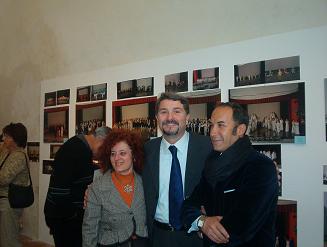 nella foto, da sinistra: la fotografa Antonietta Valerioti, l’assessore Silvano Olmi e il ballerino Tonino Natali