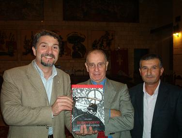 Nella foto da sinistra: Olmi, Baldoni, Benedetti mostrano la copertina del libro