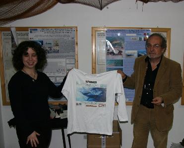 Sara Andreotti e Giulio Carra direttore di Oltrepensiero con la maglietta ufficiale della V° spedizione scientifica
