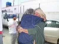 L'abbraccio tra Daniele Mastrogiacomo e Gino Strada - foto da Repubblica.it