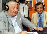 Mario Merola durante una registrazione radio alla Rai