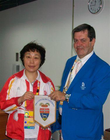 Song Liandi e Raniero Bernardini - Consegna gagliardetto della Provincia di Viterbo al comitato organizzatore delle Olimpiadi di Pechino