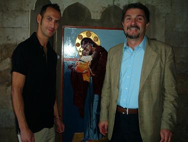 L’Artista Fabrizio Diomedi e l’Assessore alla Cultura Silvano Olmi davanti ad una icona in esposizione