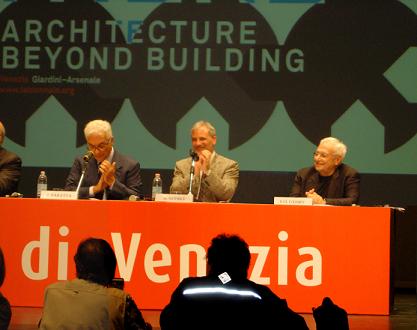 a destra Frank O. Gehry