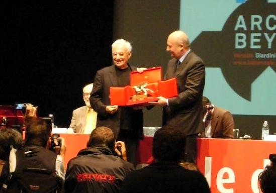 Il Ministro dei Beni e delle Attività Culturali Sandro Bondi consegna il Leone d'Oro al Maestro Frank Gehry