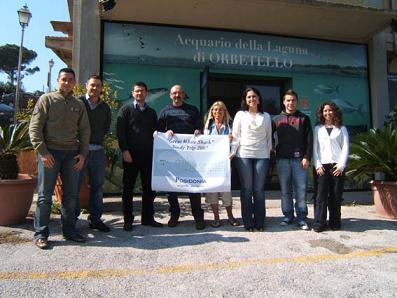 Il Team 2007 della Missione Scientifica Sulle Orme del Grande Squalo Bianco con la Bandiera dei Sogni di Oltrepensiero